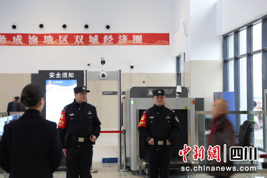 民警在车站安检处执勤。方韬 摄 民警在车站安检处执勤。方韬 摄