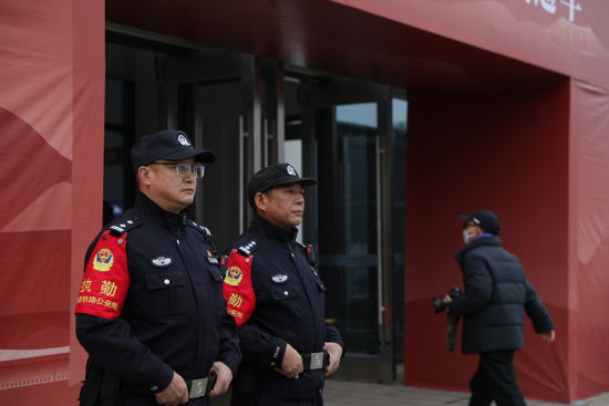 民警在车站进站口执勤。方韬 摄 民警在车站进站口执勤。方韬 摄