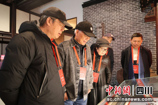 嘉宾在五粮液酒文化博览馆了解五粮液的历史。刘瑶 摄 嘉宾在五粮液酒文化博览馆了解五粮液的历史。刘瑶 摄