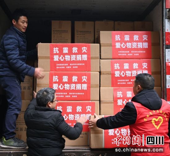 志愿者们正在搬运募集到的爱心物资,准备发往灾区。周亮摄 志愿者们正在搬运募集到的爱心物资,准备发往灾区。周亮摄