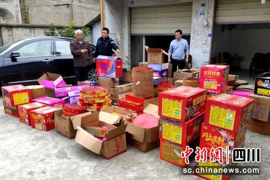 楼房内查获大量烟花爆竹。成都应急供图 楼房内查获大量烟花爆竹。成都应急供图