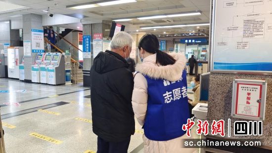 志愿者正在指导一名老年人手机挂号。成都市第六人民医院供图 志愿者正在指导一名老年人手机挂号。成都市第六人民医院供图