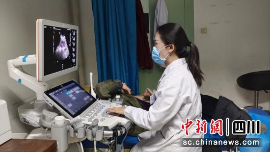超声科医生使用“温暖耦合剂”为患者做检查。成都市第六人民医院供图 超声科医生使用“温暖耦合剂”为患者做检查。成都市第六人民医院供图