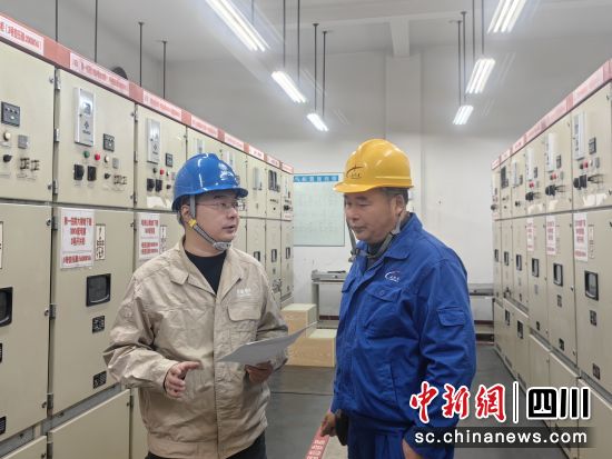 解读综合能效报告。 国网绵阳供电公司供图 解读综合能效报告。 国网绵阳供电公司供图