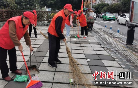 志愿开展卫生清扫。彭加权 供图 志愿开展卫生清扫。彭加权 供图