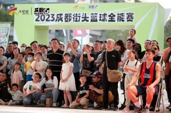 成都街头篮球赛大悦城站,市民观看球赛 成都街头篮球赛大悦城站,市民观看球赛