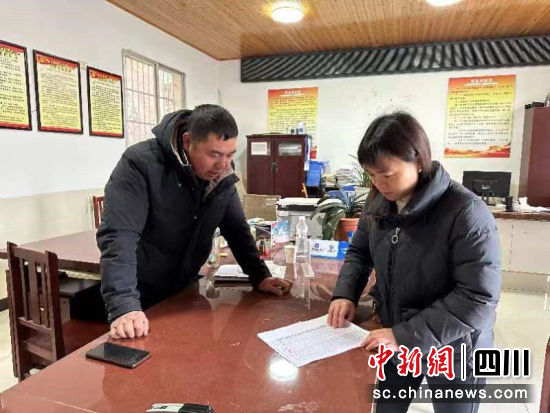 正在了解情况。叙州区樟海镇纪委 供图 正在了解情况。叙州区樟海镇纪委 供图