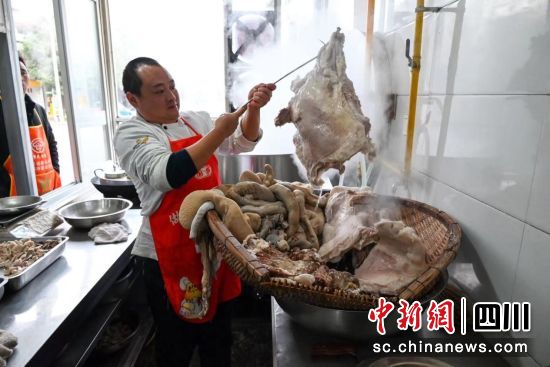 羊肉店香飘四溢。陈欢 摄 羊肉店香飘四溢。陈欢 摄