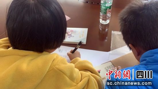 孩子们在给母亲回信。四川省女子监狱供图 孩子们在给母亲回信。四川省女子监狱供图
