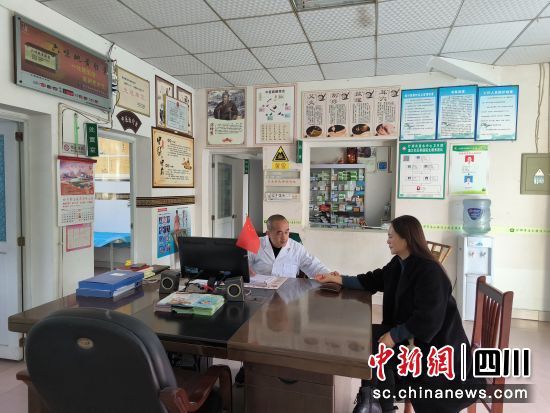 群众到“中医阁”问诊。 什邡市委宣传部供图 群众到“中医阁”问诊。 什邡市委宣传部供图