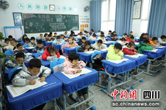 学生们换上了新桌椅。长宁县融媒体中心供图。 学生们换上了新桌椅。长宁县融媒体中心供图。