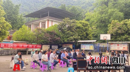 家国爱宣讲团在漩口镇集中村开展宣讲工作。汶川县委宣传部 供图 家国爱宣讲团在漩口镇集中村开展宣讲工作。汶川县委宣传部 供图