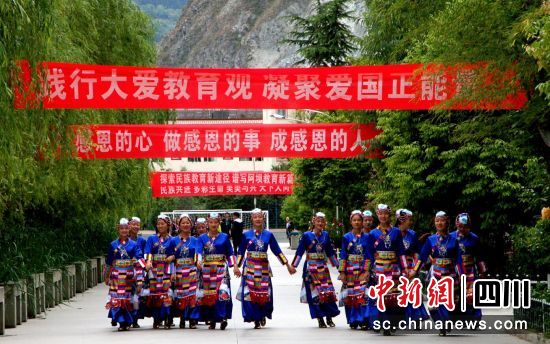 汶川中学感恩前行的阳光少年。汶川县委宣传部 供图 汶川中学感恩前行的阳光少年。汶川县委宣传部 供图
