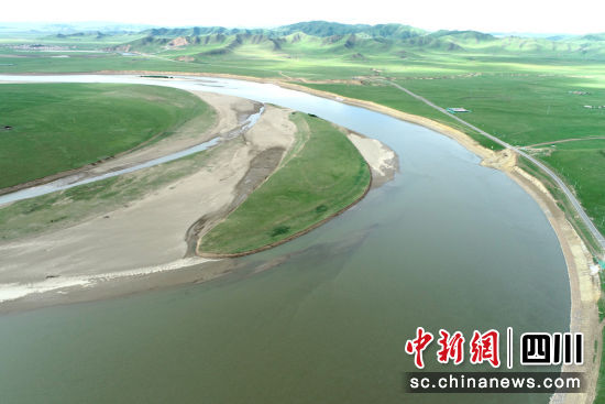 黄河干流若尔盖段应急处置工程现场。中铁八局 供图 黄河干流若尔盖段应急处置工程现场。中铁八局 供图