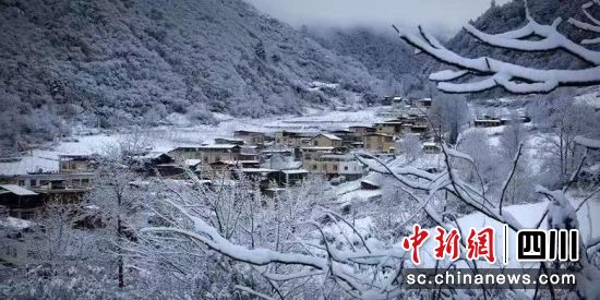 胆扎木沟村雪景。杨强军摄 胆扎木沟村雪景。杨强军摄