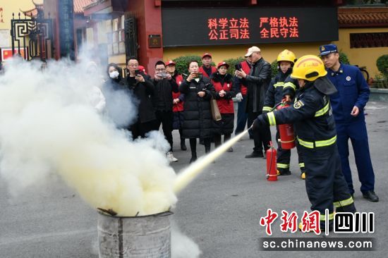 德阳消防联合志愿者一同开展消防安全进景区活动。德阳消防供图 德阳消防联合志愿者一同开展消防安全进景区活动。德阳消防供图