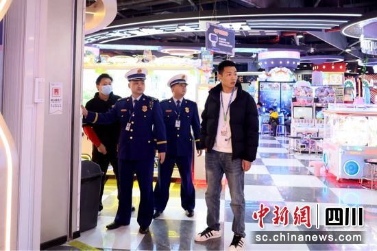 广安消防深入商业综合体检查防火卷帘门是否完好可用等。四川消防供图 广安消防深入商业综合体检查防火卷帘门是否完好可用等。四川消防供图