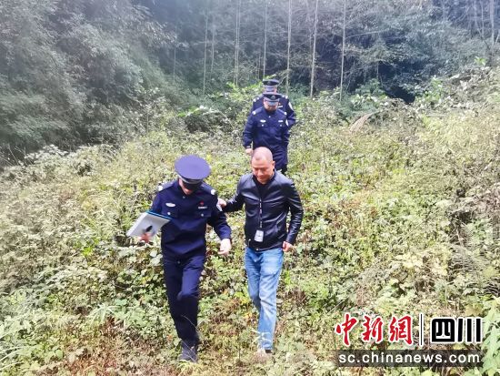 民警在山林间巡查。 什邡市公安局供图 民警在山林间巡查。 什邡市公安局供图