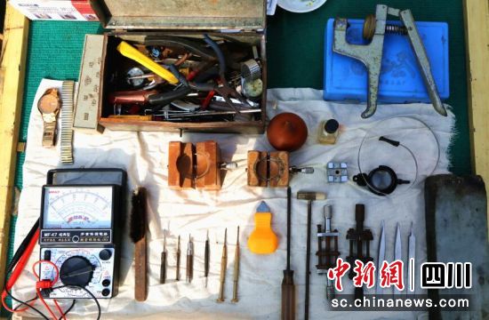 李远彬的工具摊。泸县融媒体中心供图 李远彬的工具摊。泸县融媒体中心供图