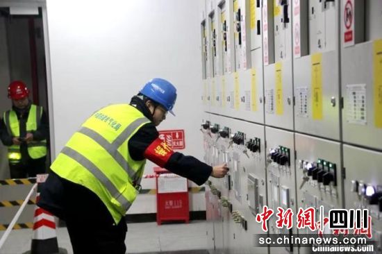 轨道交通资阳线全线“电通”现场。成都轨道集团供图 轨道交通资阳线全线“电通”现场。成都轨道集团供图