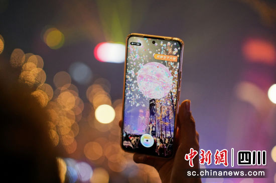 图为市民用手机观看“元宇宙街区”的虚拟画面。成都高新区 供图 图为市民用手机观看“元宇宙街区”的虚拟画面。成都高新区 供图