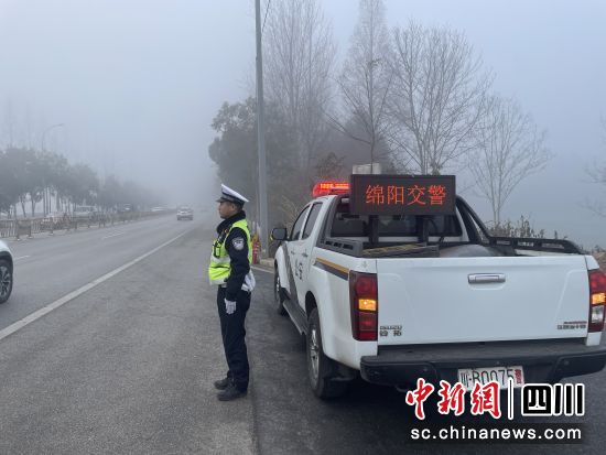 执勤民警以警车引导过往车辆安全通行。 绵阳公安交警直属三大队供图 执勤民警以警车引导过往车辆安全通行。 绵阳公安交警直属三大队供图