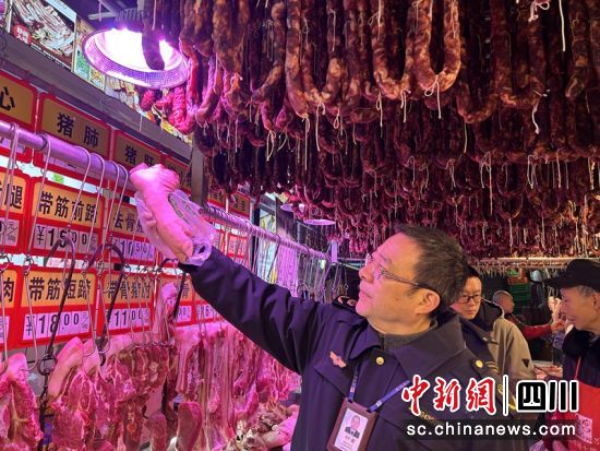 执法人员现场检查对比。成都市市场监管局供图 执法人员现场检查对比。成都市市场监管局供图