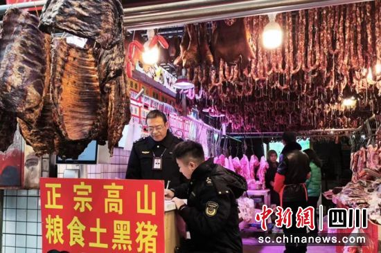 执法人员现场依法对违规使用灯具开出罚单。成都市市场监管局供图 执法人员现场依法对违规使用灯具开出罚单。成都市市场监管局供图