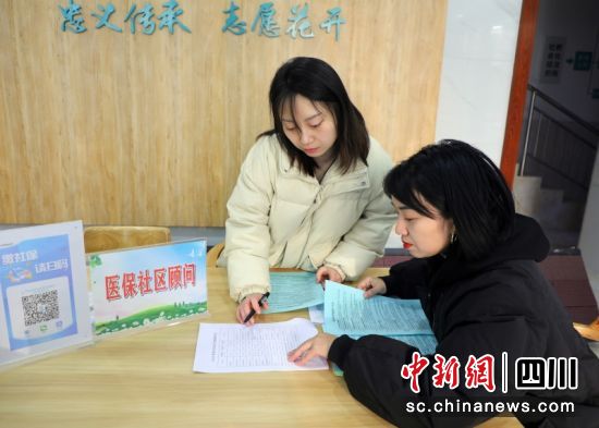 “医保社区顾问”正在解答群众问题。李同周 摄 “医保社区顾问”正在解答群众问题。李同周 摄