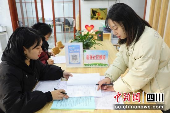 “医保社区顾问”正在解答群众问题。李同周 摄 “医保社区顾问”正在解答群众问题。李同周 摄