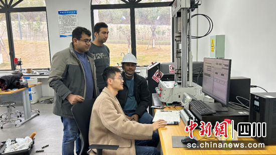 Asif Ali和同学们在学习中。 王春艳 摄 Asif Ali和同学们在学习中。 王春艳 摄