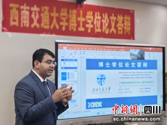 Asif Ali论文答辩中。王春艳 摄 Asif Ali论文答辩中。王春艳 摄