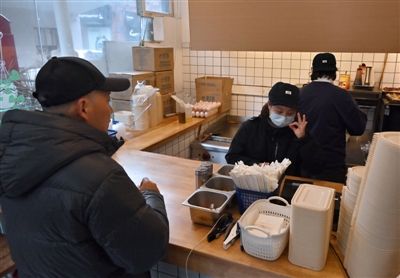 顾客在前台点餐 摄影记者 陶轲 顾客在前台点餐 摄影记者 陶轲