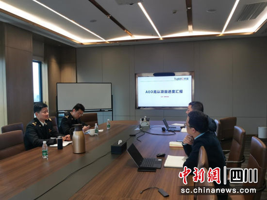宜宾海关关员对企业开展现场指导。王春艳 摄 宜宾海关关员对企业开展现场指导。王春艳 摄