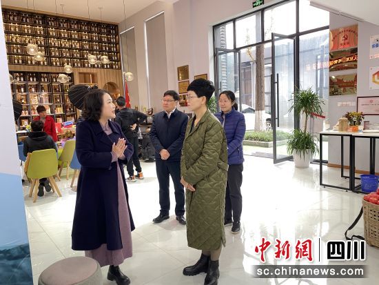 成华区委常委、统战部部长张明英带队调研走访成都瘾食文化传媒有限公司。成华区委统战部 供图 成华区委常委、统战部部长张明英带队调研走访成都瘾食文化传媒有限公司。成华区委统战部 供图