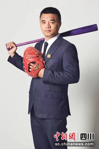 中国棒球国家队前队长、强棒天使棒球基地创始人孙岭峰。新网银行供图 中国棒球国家队前队长、强棒天使棒球基地创始人孙岭峰。新网银行供图
