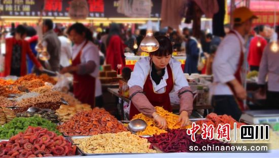 西充县“迎春年货节购物活动中心”。李同周 摄 西充县“迎春年货节购物活动中心”。李同周 摄