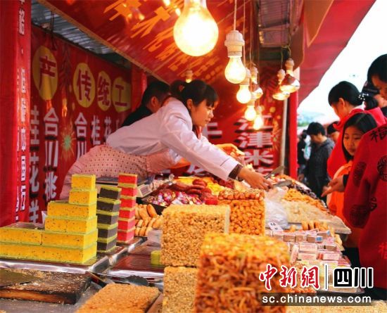 西充县“迎春年货节购物活动中心”。李同周 摄 西充县“迎春年货节购物活动中心”。李同周 摄