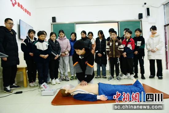 营山县三兴小学学生在老师指导下开展急救心肺复苏训练。彭杰摄 营山县三兴小学学生在老师指导下开展急救心肺复苏训练。彭杰摄