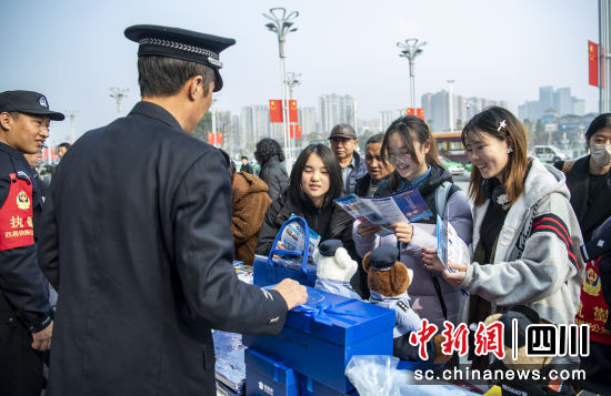 民警向旅客群众发放禁毒宣传册。张舒摄 民警向旅客群众发放禁毒宣传册。张舒摄