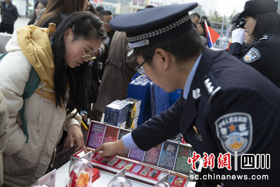 民警通过仿真模型讲解毒品知识。张舒摄 民警通过仿真模型讲解毒品知识。张舒摄