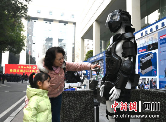 市民参观现代化警用装备展。记者安源摄 市民参观现代化警用装备展。记者安源摄