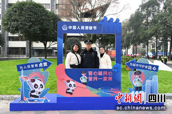 民警与家人在打卡点拍照留念。记者安源摄 民警与家人在打卡点拍照留念。记者安源摄