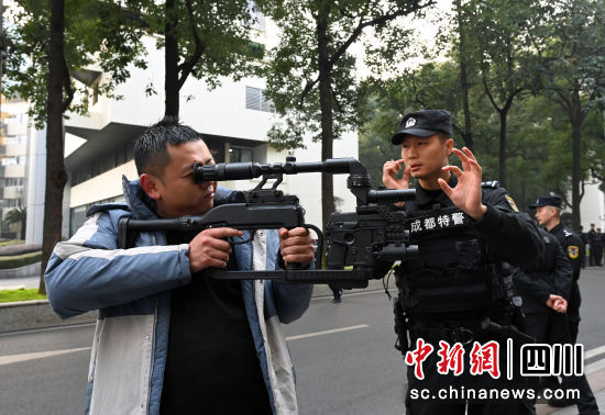 民警向市民讲解警用枪支知识。记者安源摄 民警向市民讲解警用枪支知识。记者安源摄