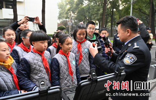 民警向小学生讲解警用枪支知识。记者安源摄 民警向小学生讲解警用枪支知识。记者安源摄