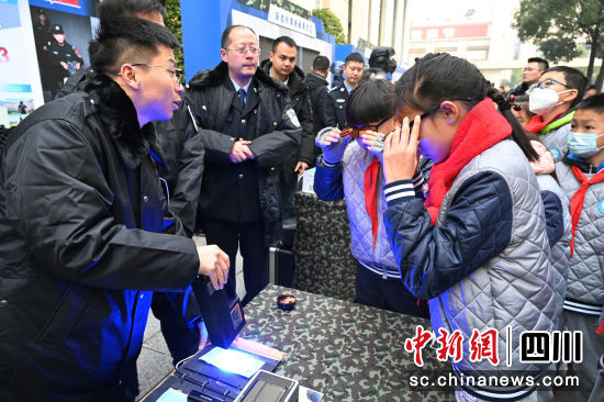 小学生体验警用装备技术。记者安源摄 小学生体验警用装备技术。记者安源摄