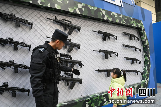 小朋友在现代化警用装备展示区参观。记者安源摄 小朋友在现代化警用装备展示区参观。记者安源摄