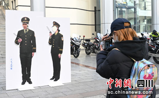 市民在打卡点拍照留念。记者安源摄 市民在打卡点拍照留念。记者安源摄