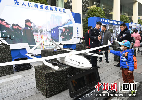 小朋友参观现代化警用装备展。记者安源摄 小朋友参观现代化警用装备展。记者安源摄