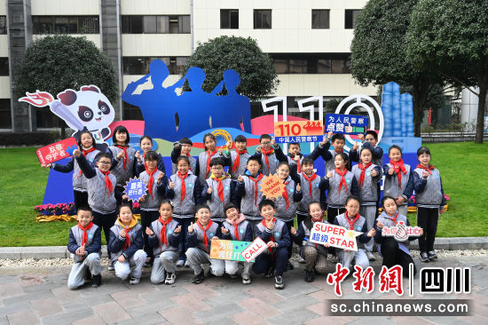 小学生在打卡点拍照留念。记者安源摄 小学生在打卡点拍照留念。记者安源摄